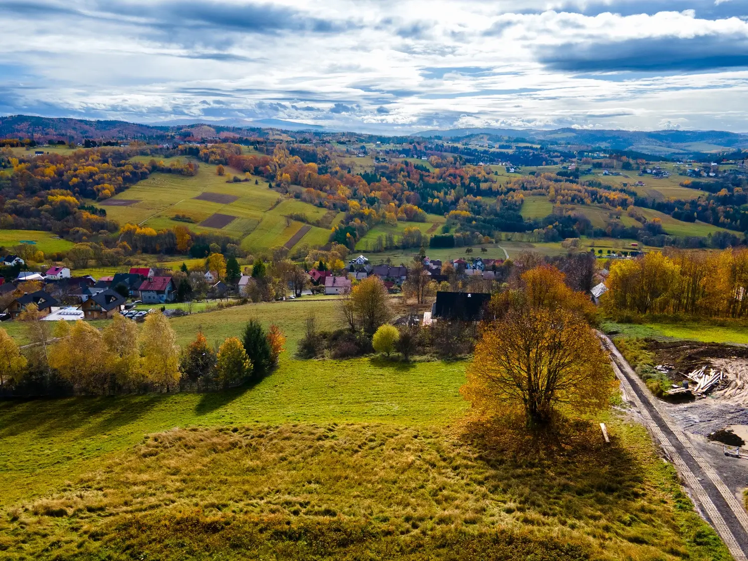 Widok na piękną panoramę gór w Beskidah, dom na sprzedaż, dom z bali na pięknej polanie tuż pod szczytem Złotego Gronia